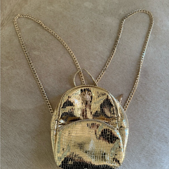 Molten metals gold trend- Laurel Dewitt gold bag/backpack/metal - Picture 12 of 14